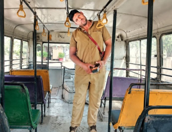 6 फीट 6 इंच की लंबाई बनी मुसीबत! बस की छत से हार गया कंडक्टर, अब मिली नई ड्यूटी?